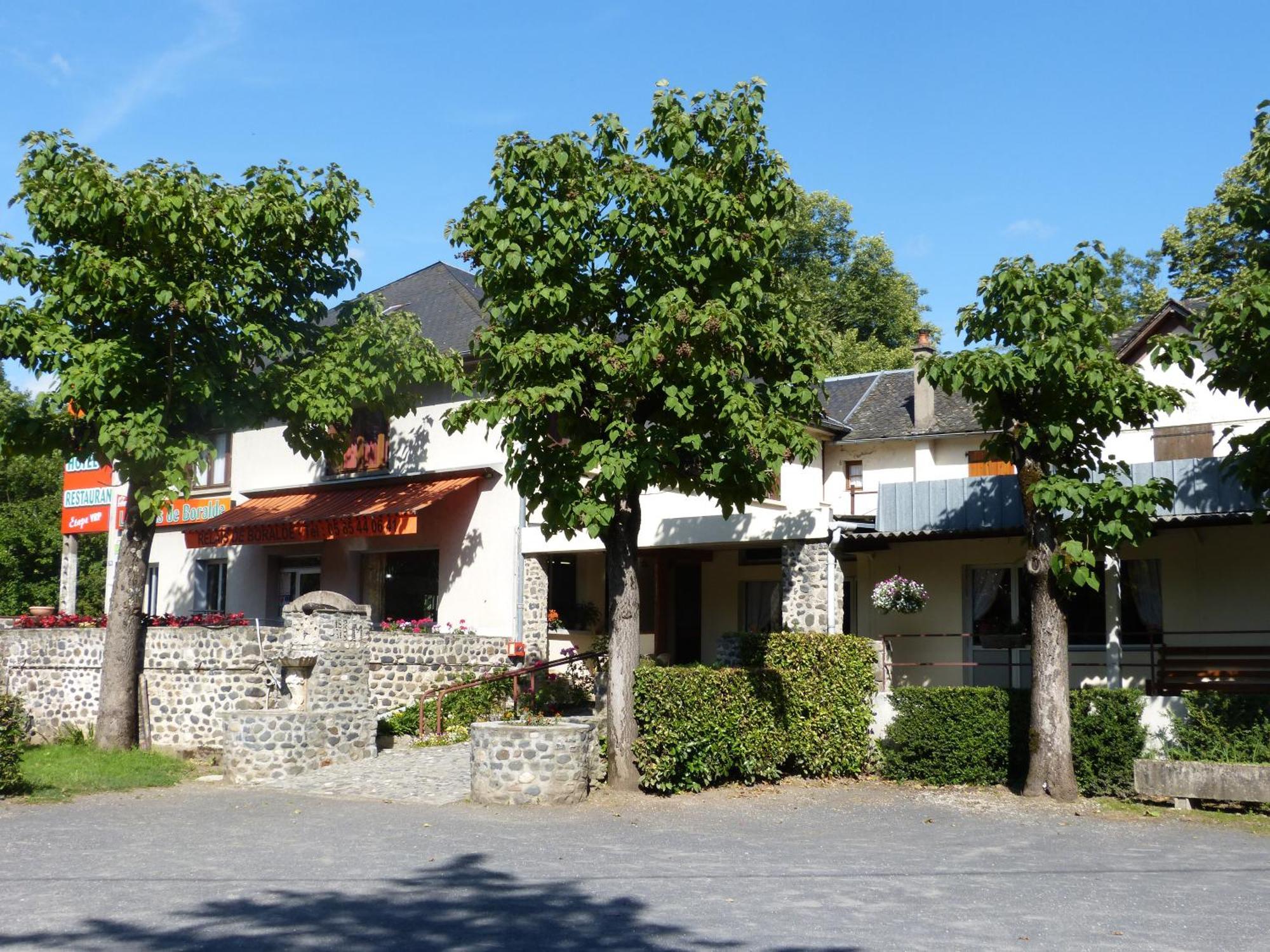 Le Relais De Boralde Hotel Espalion Bagian luar foto
