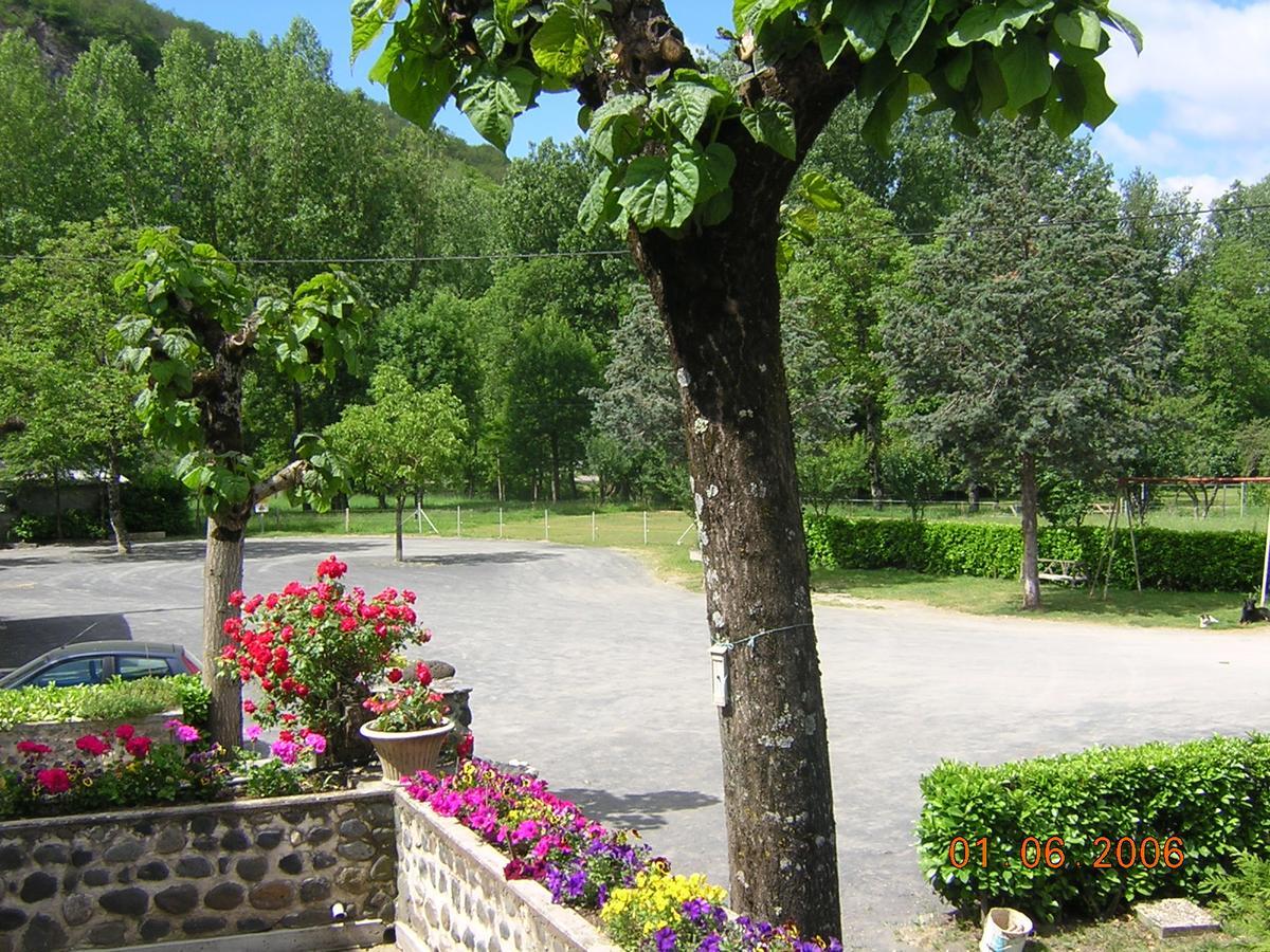 Le Relais De Boralde Hotel Espalion Bagian luar foto